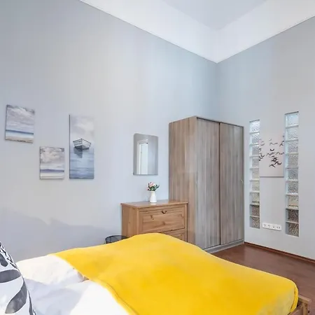 Sleek Warm Design Retreat Lejlighed