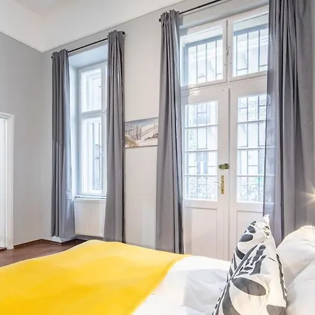 Sleek Warm Design Retreat Lejlighed *