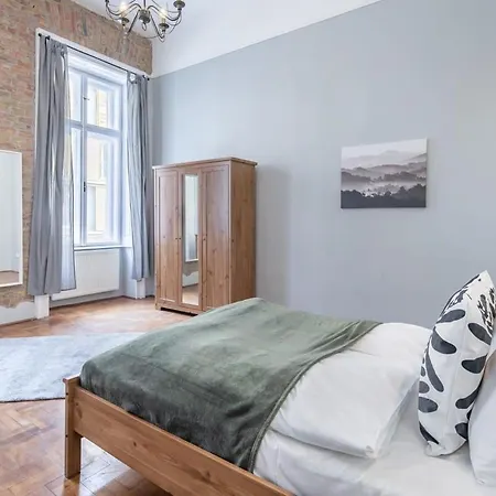 Sleek Warm Design Retreat Lejlighed Budapest