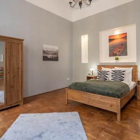 Apartment Sleek Warm Design Retreat Budapest